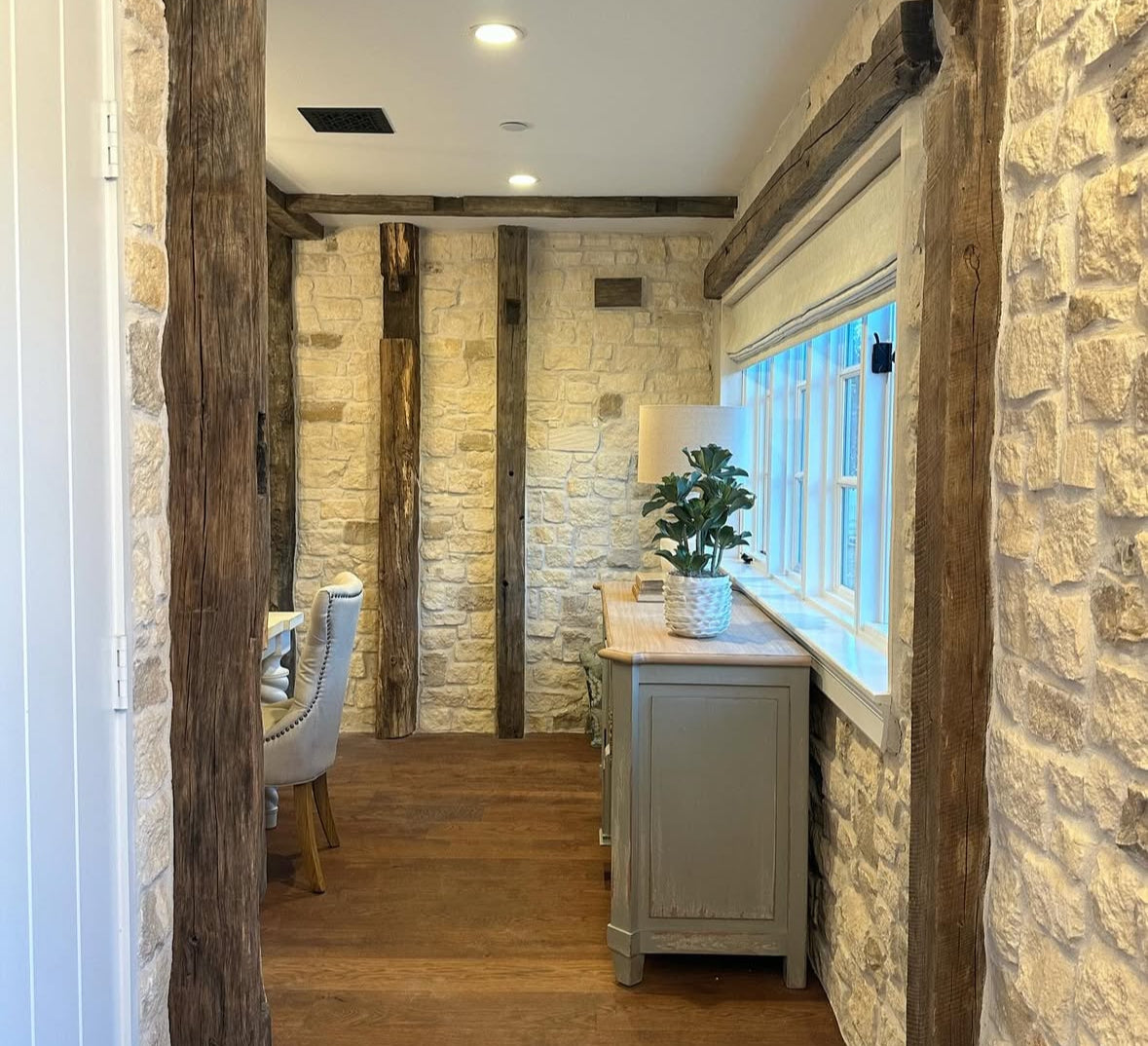 Dining room Cotswold inspired style with feature wall panelling and bespoke furniture